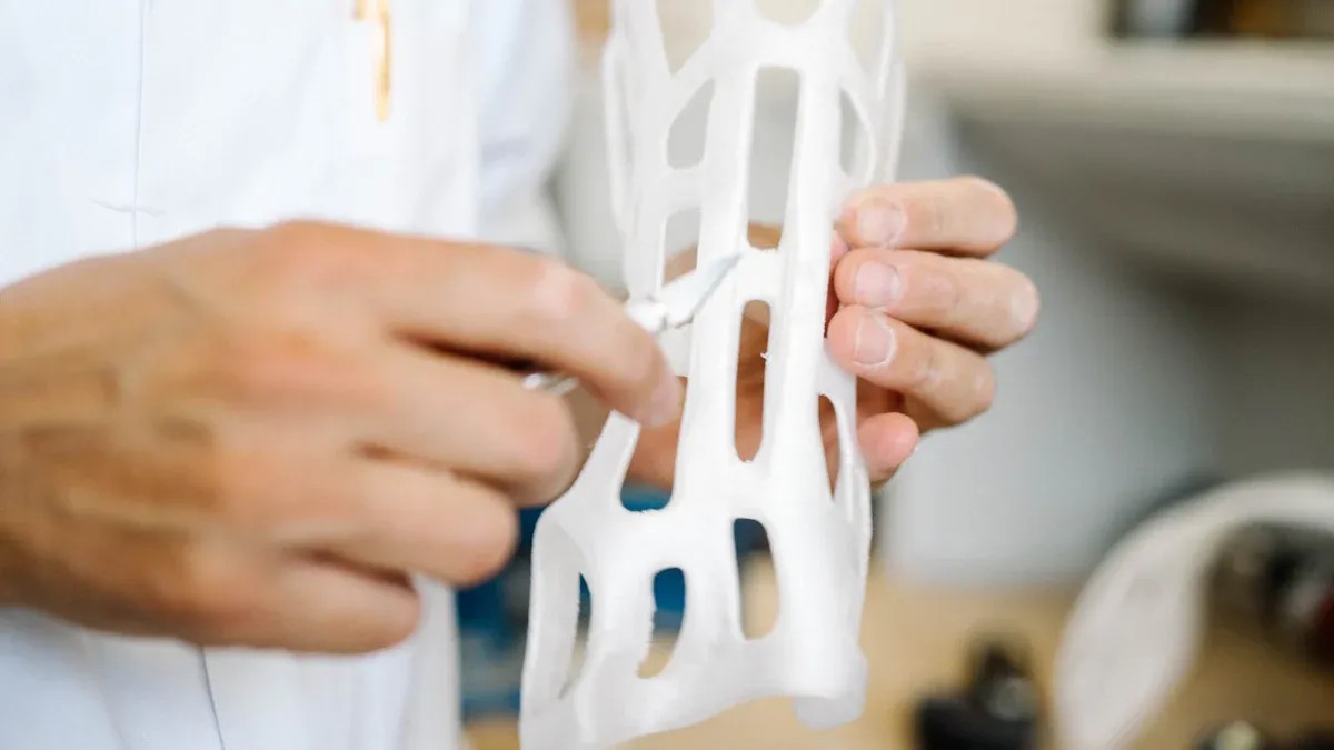 Вывих сустава переменного тока и влияние титановой пластины