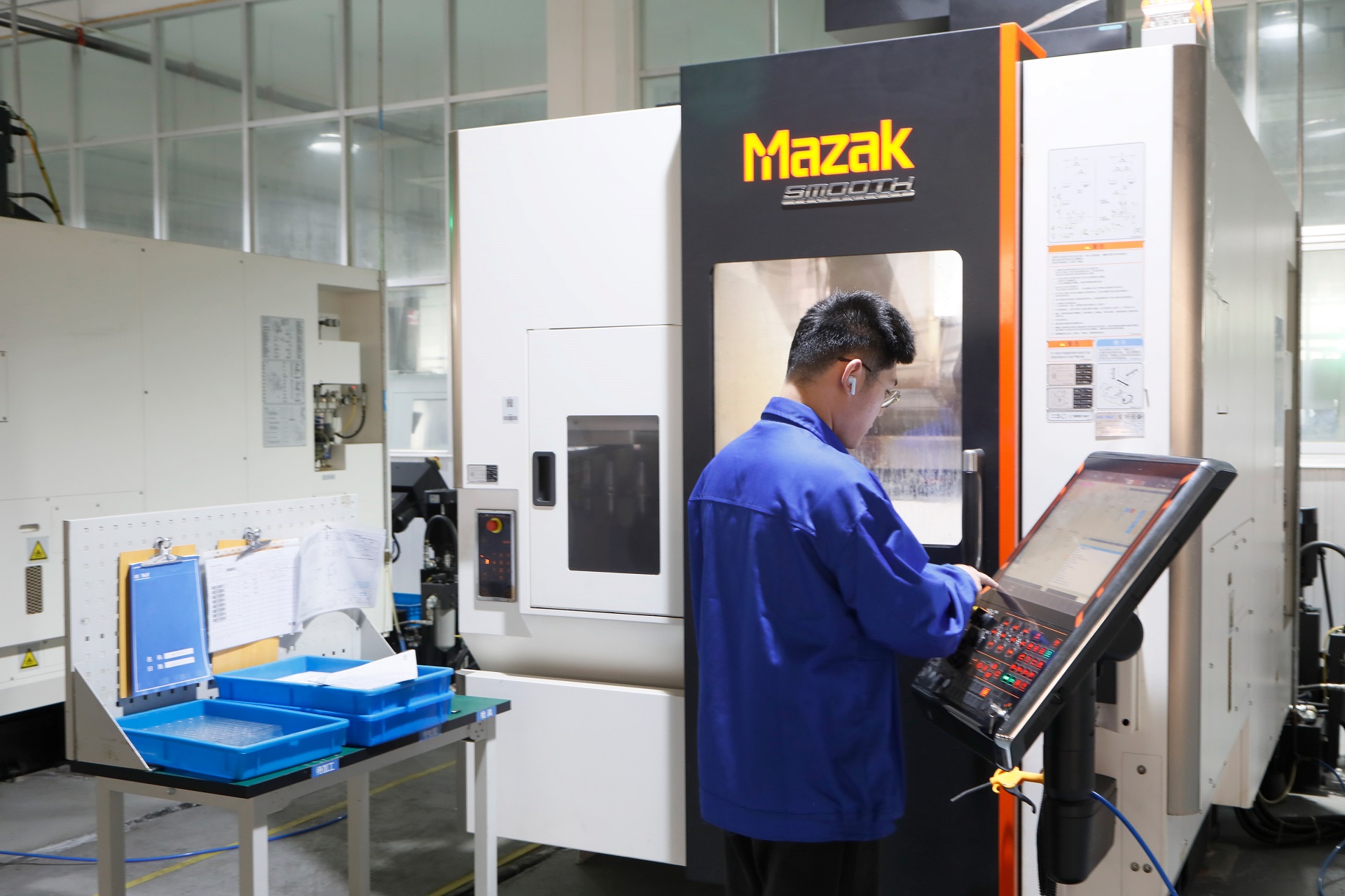 Изготовление ортопедических имплантатов с использованием 5-осевой обработки на станке с ЧПУ на чистом предприятии.